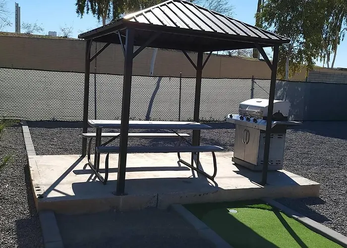 Modern Home-Downtown-3 Bedroom- King Bed