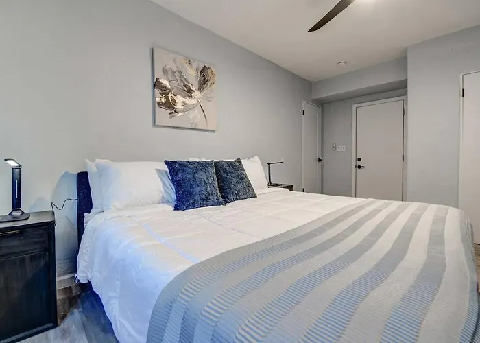 Modern Home-Downtown-3 Bedroom- King Bed