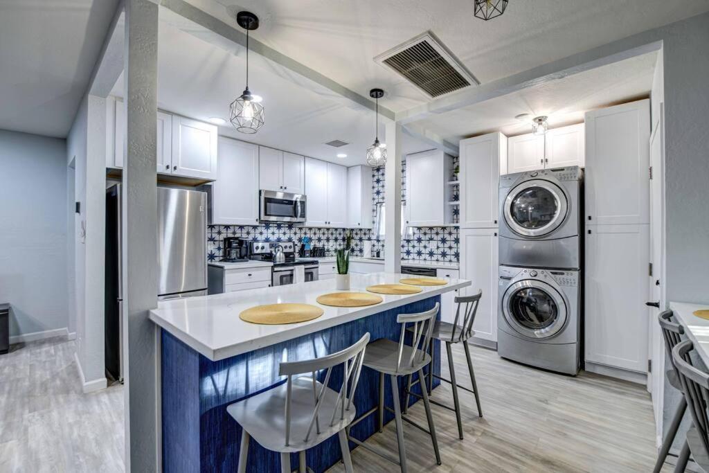 Modern Home-downtown-3 Bedroom- King Bed Holiday home *