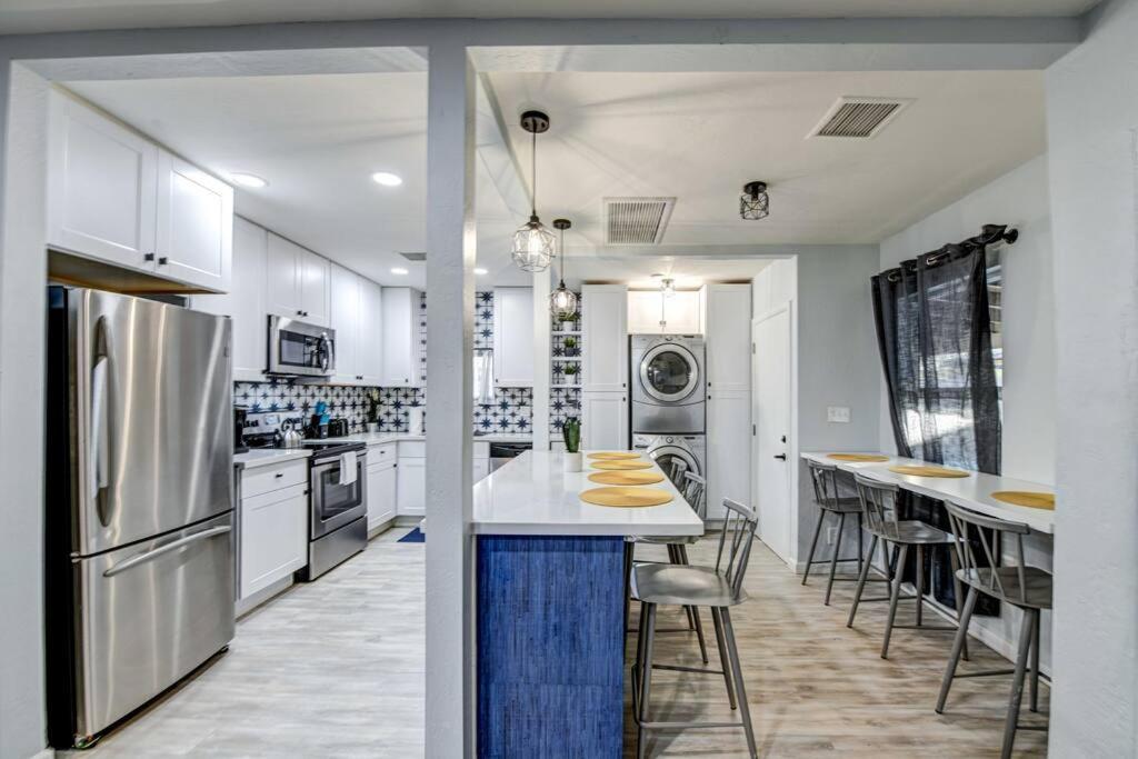 Modern Home-downtown-3 Bedroom- King Bed *