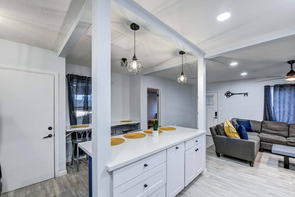 Modern Home-downtown-3 Bedroom- King Bed * Phoenix
