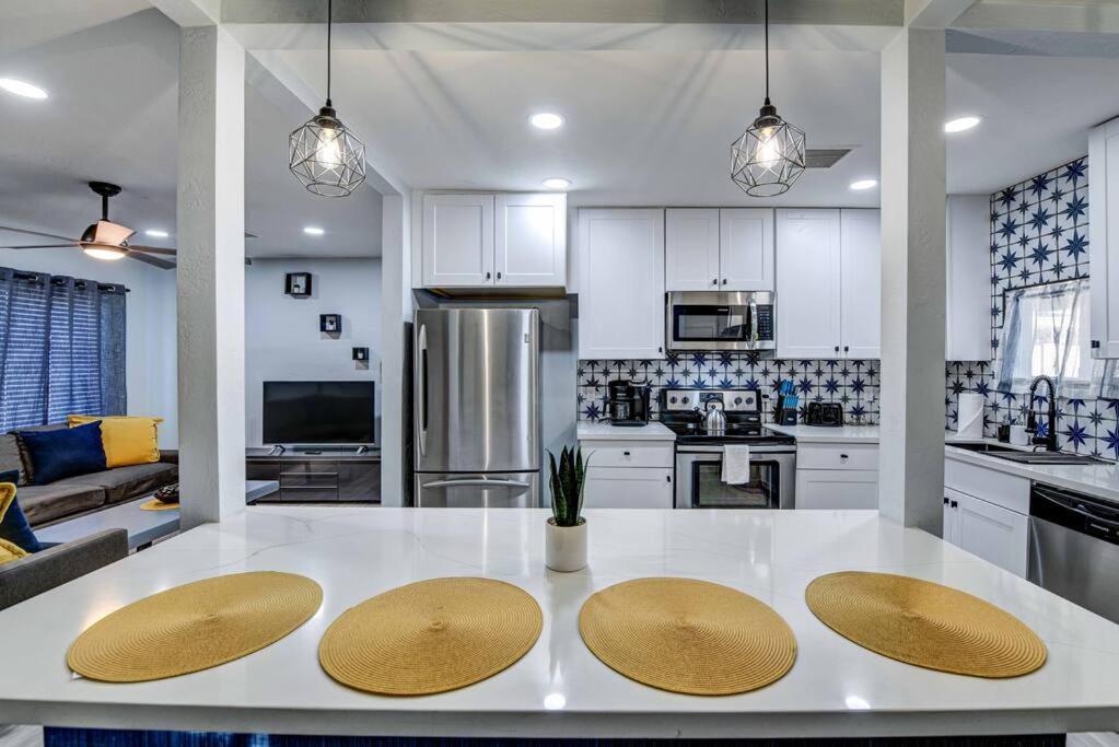 Modern Home-downtown-3 Bedroom- King Bed Holiday home